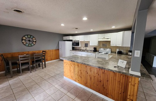 Goreville Casa | Best sunset views on the lake, renovated 3 bedrooms, 2 bath sleeps 8 people.