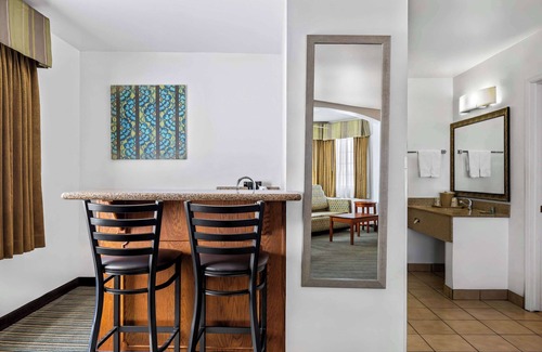 Delano Hotel | Best Western Liberty Inn