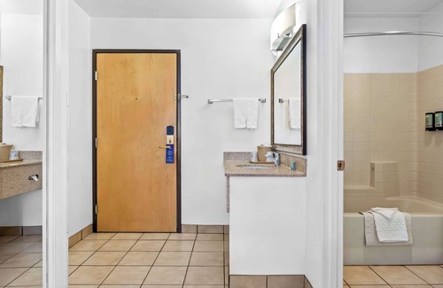 Delano Hotel | Best Western Liberty Inn