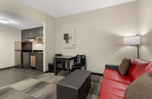 North Industrial Hotel | Best Western Plus Airport Inn & Suites