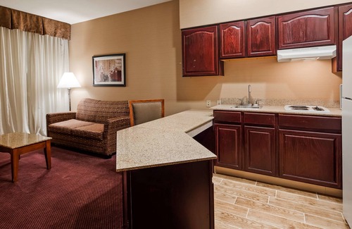 Kenwood Hotel | Best Western Plus Hannaford Inn & Suites