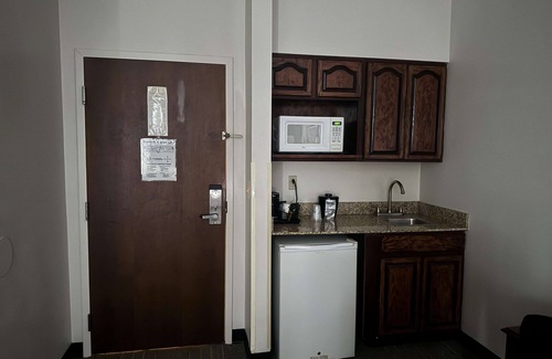 Kenwood Hotel | Best Western Plus Hannaford Inn & Suites