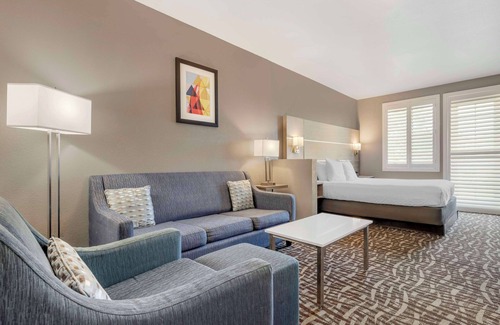 Lake Elsinore Hotel | Best Western Plus Lake Elsinore Inn & Suites