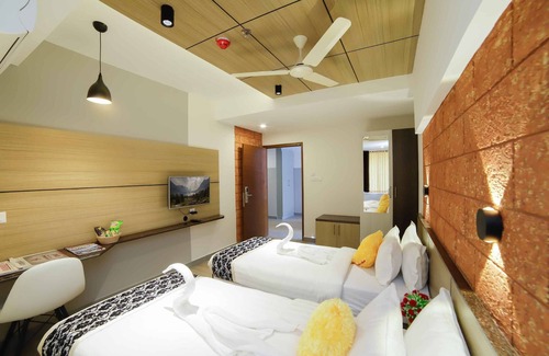 Kuppaayil Hotel | Bhavanam Regency