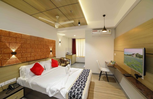 Kuppaayil Hotel | Bhavanam Regency