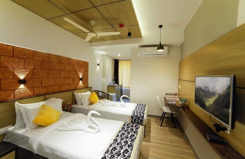 Kuppaayil Hotel | Bhavanam Regency