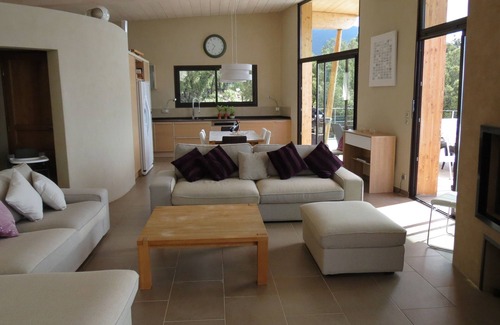 Mons Villa | Villa con servicio diario, recogida y entrega desde el aeropuerto, coche disponible