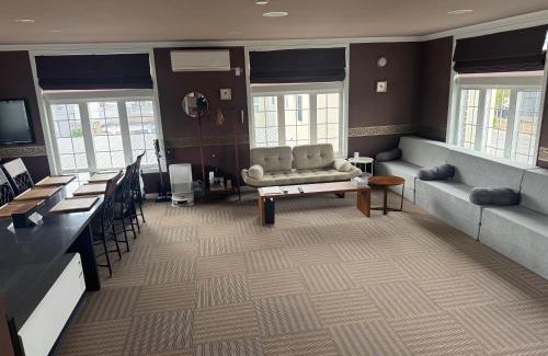 Biei Casa | Biei Terrace 2F 専用玄関 127平米 85型スマートTV -駅前通り&景観条例地区-