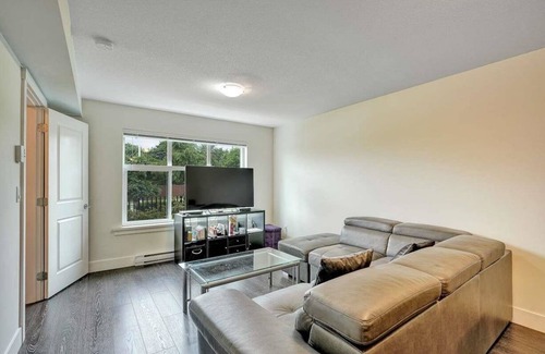 Guildford Casa | Big 600 at ft suite with attached bathroom