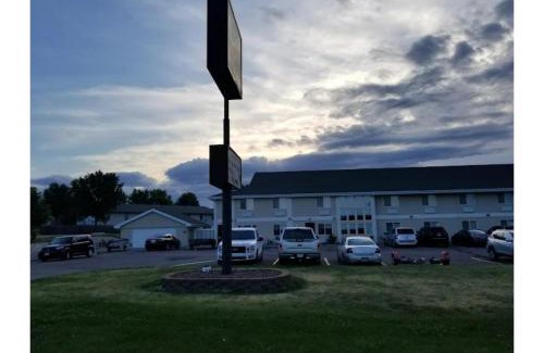 Dell Rapids Hotel | Bilmar Inn & Suites by Hotel O Hwy 77