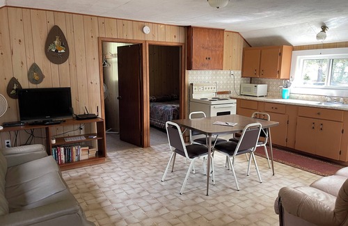 Nipissing Cabina | Birchwood on the River 2 and 3 bedroom cottages over looking South River