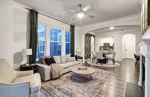 Huntersville Apartamento | Birkdale Plaza Balcony View, Shop-Eat-Work-Play