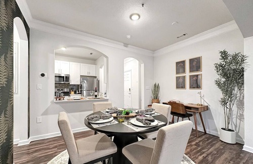 Huntersville Apartamento | Birkdale Plaza Balcony View, Shop-Eat-Work-Play