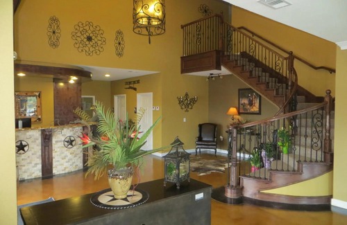Sweet Home Hotel | Black Gold Inn