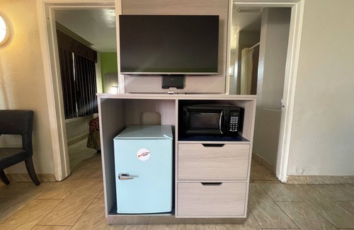 Apple Valley Hotel | Black Horse Motel