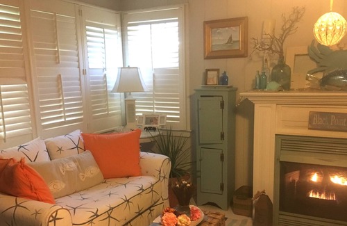 Niantic Cabaña | Acogedora cabaña costera de Black Point Beach con piscina y carro de oro