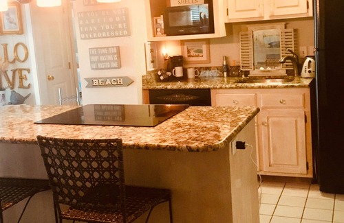 Niantic Cabaña | Acogedora cabaña costera de Black Point Beach con piscina y carro de oro