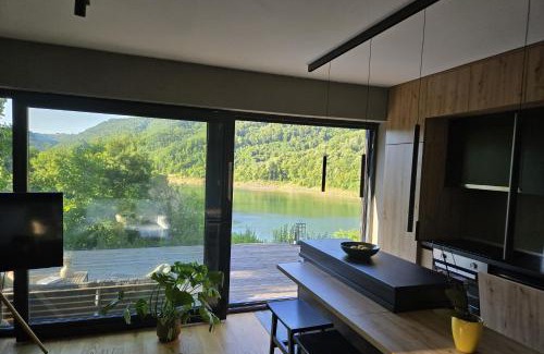 Central Serbia Chalet De Esquí | Blackberry Cabin lakeside escape