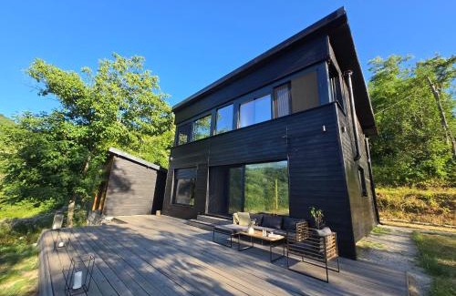 Central Serbia Chalet De Esquí | Blackberry Cabin lakeside escape