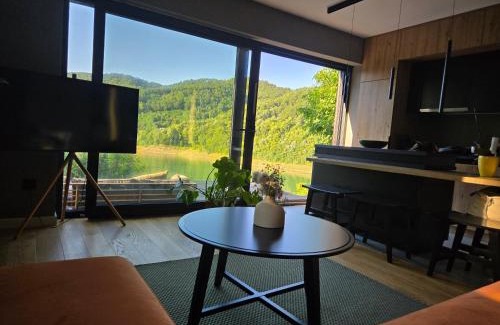 Central Serbia Chalet De Esquí | Blackberry Cabin lakeside escape
