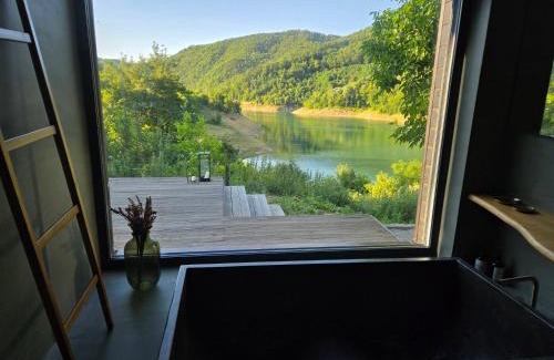 Central Serbia Chalet De Esquí | Blackberry Cabin lakeside escape