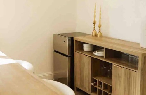 Jayhawk Casa | BlackHollow-LuxurySuite-10acres-LargePool-Modern