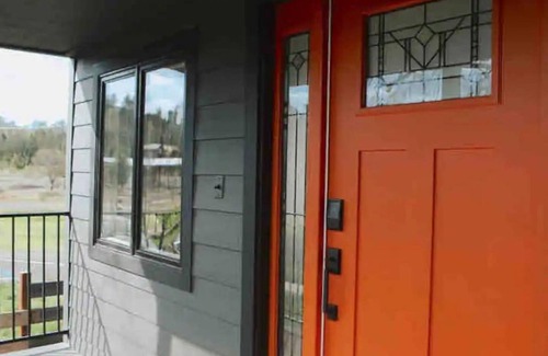 Jayhawk Casa | BlackHollow-LuxurySuite-10acres-LargePool-Modern