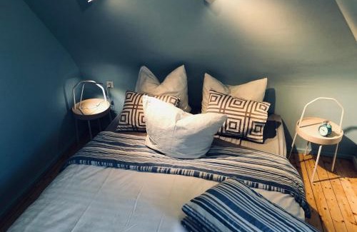 Mainstockheim Casa | Blaues Zimmer, -keine Küche,-mit grossem Balkon, Bad ist ein Traum, nur 50 Schritte zum Radweg am Main