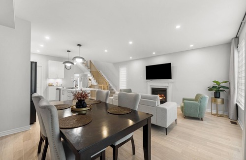 Ottawa Division Casa | BLISS Modern Luxury 3 BED Entire Family-Friendly Townhome + FREE PARKING.