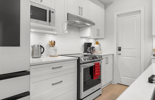 Ottawa Division Casa | BLISS Modern Luxury 3 BED Entire Family-Friendly Townhome + FREE PARKING.