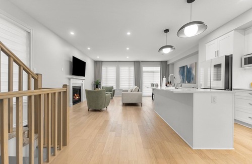 Ottawa Division Casa | BLISS Modern Luxury 3 BED Entire Family-Friendly Townhome + FREE PARKING.