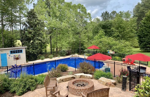 St. Stephens Casa | Blue Door Guesthouse – Gorgeous & Spacious 2BR/2BA Pool-Level Retreat