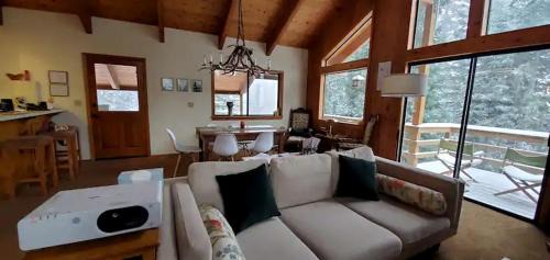 Ponderosa Casa | Blue Jay's Nest Sequoia Cabin in Ponderosa, CA