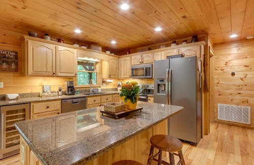 Blue Ridge Casa | Blue Ridge Cabin Rental with Hot Tub and Creek Access!