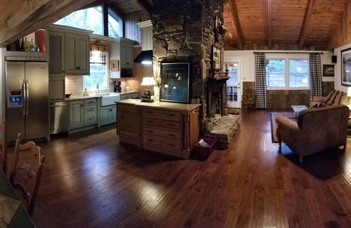 Burnsville Cabina | Blue Ridge Mountain Retreat with Cozy Firepit Terrace.