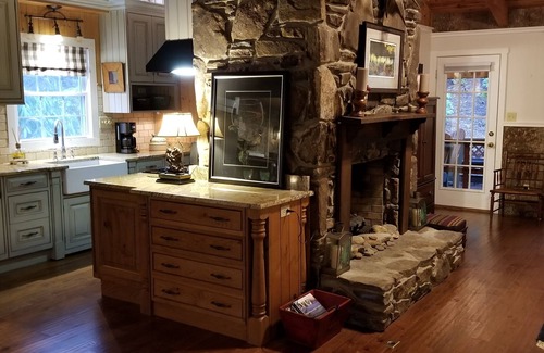 Burnsville Cabina | Blue Ridge Mountain Retreat with Cozy Firepit Terrace.