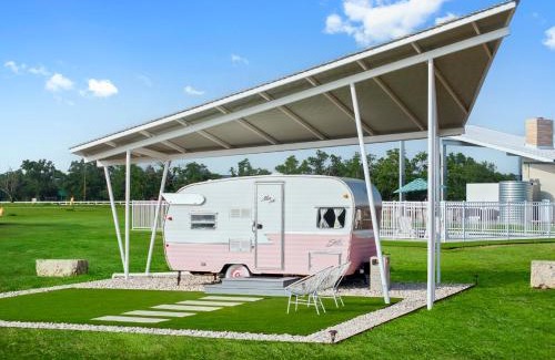 Willow City Otro | Blue Skies Retro Resort Pool-Fireplace