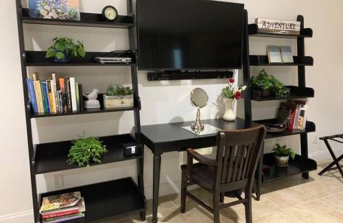 Asheville Apartamento | Bluebirds Nest 10 Min to AVL Biltmore hot tub cont bkfst sparkling water