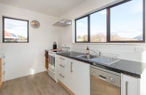 Wanaka Casa | Casa de 2 dormitorios completamente renovada, cálida, soleada, vista al lago y montaña, centro de la ciudad.