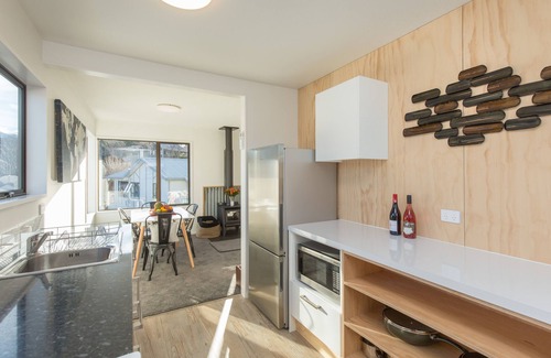 Wanaka Casa | Casa de 2 dormitorios completamente renovada, cálida, soleada, vista al lago y montaña, centro de la ciudad.