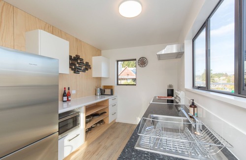 Wanaka Casa | Casa de 2 dormitorios completamente renovada, cálida, soleada, vista al lago y montaña, centro de la ciudad.