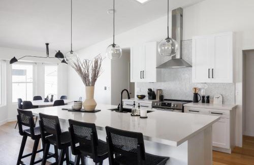 Continental Foothills Casa | Bohemian Resort-Pool, Spa, Golf, Bar, BBQ, &Games!