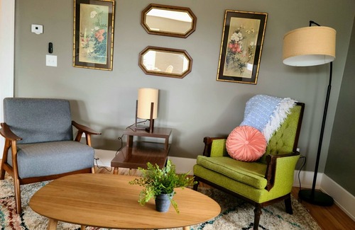 Spring Grove Apartamento | BoHo on Main // Stylish in the Heartland, 1 bedroom King in Downtown