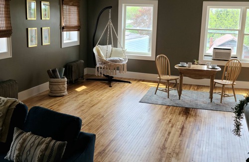 Spring Grove Apartamento | BoHo on Main // Stylish in the Heartland, 1 bedroom King in Downtown