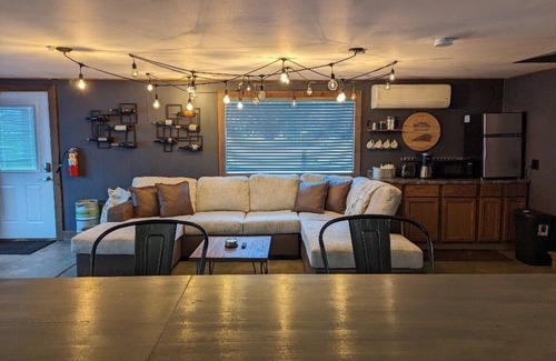 McFarland Casa | Boho & Rustic Getaway ~ King Bed ~ Close to Madison!