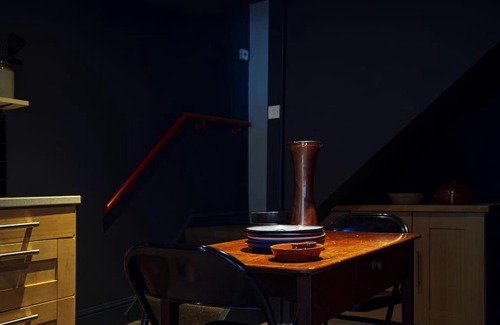 Macclesfield Casa | BOHOME moody 2 bed garden cottage Macclesfield centre