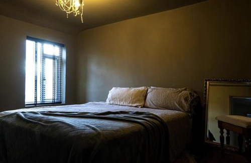 Macclesfield Casa | BOHOME moody 2 bed garden cottage Macclesfield centre