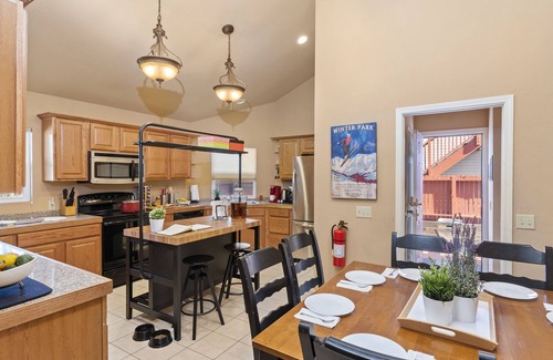 Colorado Springs Casa | Grande y espacioso, ideal para grupos grandes, ubicación perfecta, área hermosa.