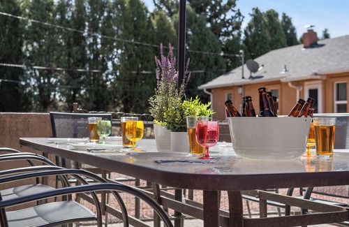 Colorado Springs Casa | Grande y espacioso, ideal para grupos grandes, ubicación perfecta, área hermosa.