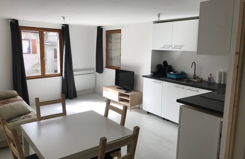 Les Sagnieres Apartamento | Bora Bora apartment on Lake Serre-Ponçon